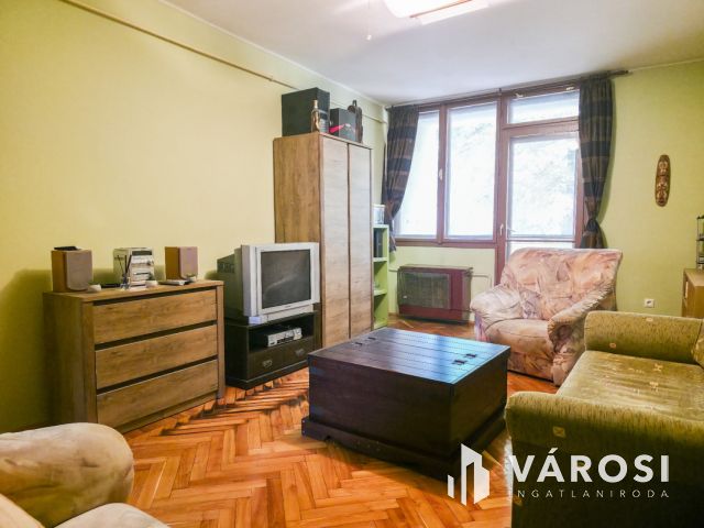 2. emelet, 2 szoba, erkély- a Kazinczyn